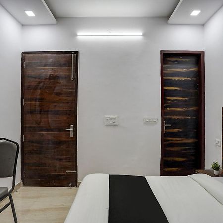 Townhouse Cloud Bay Hotel Гургаон Екстериор снимка