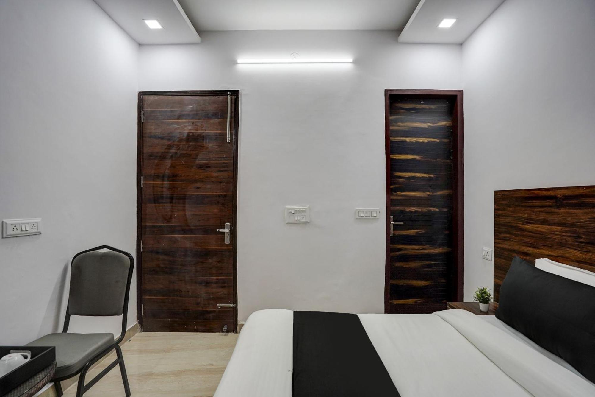 Townhouse Cloud Bay Hotel Гургаон Екстериор снимка