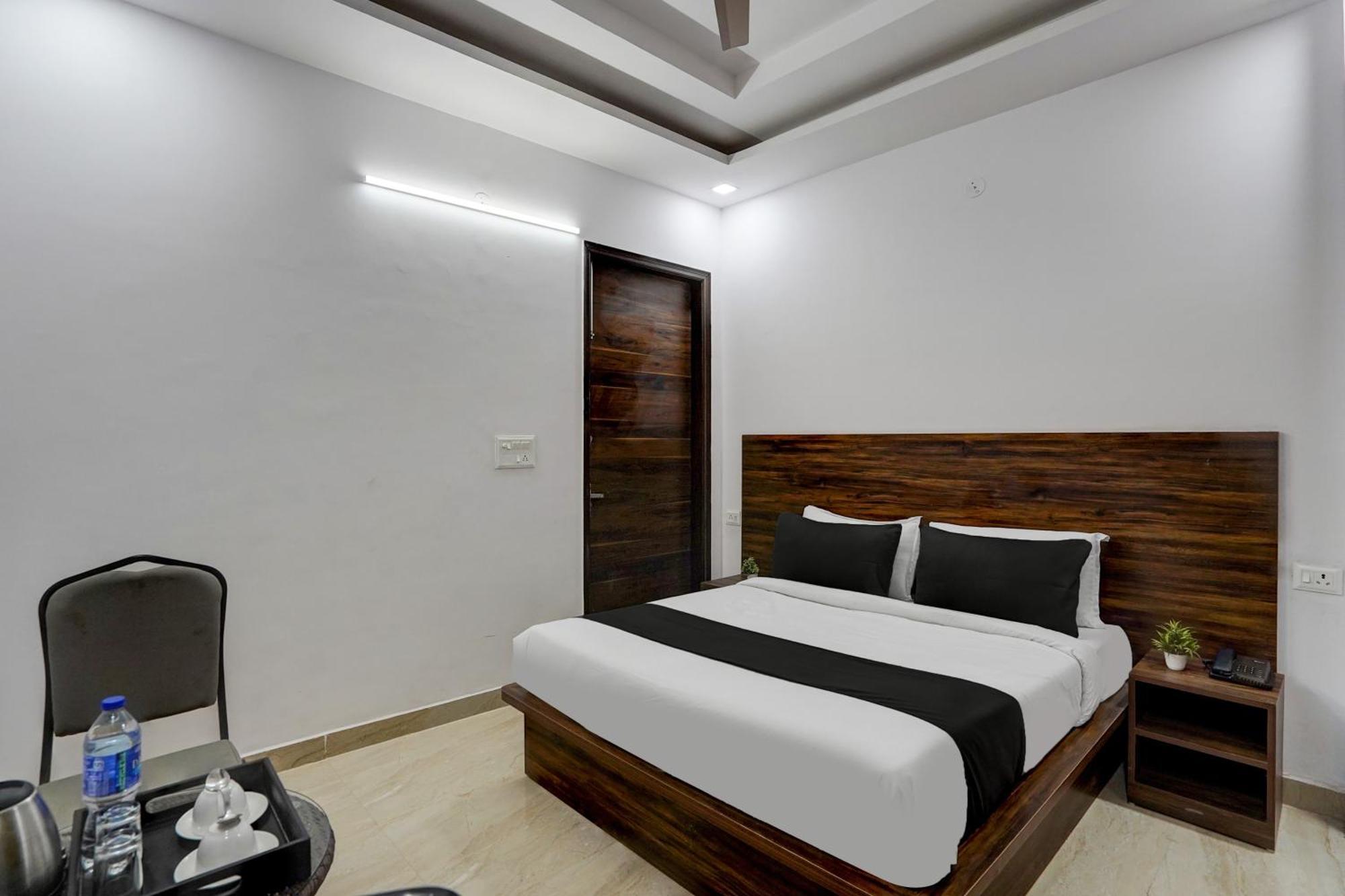 Townhouse Cloud Bay Hotel Гургаон Екстериор снимка