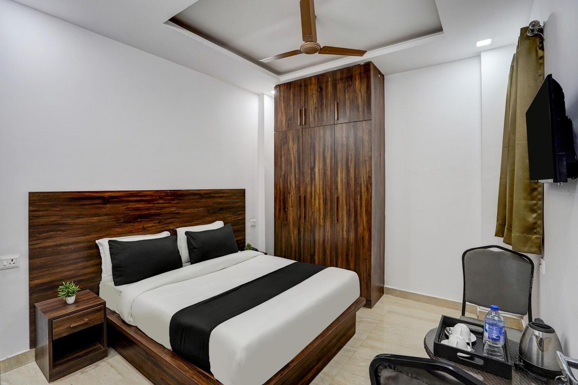 Townhouse Cloud Bay Hotel Гургаон Екстериор снимка