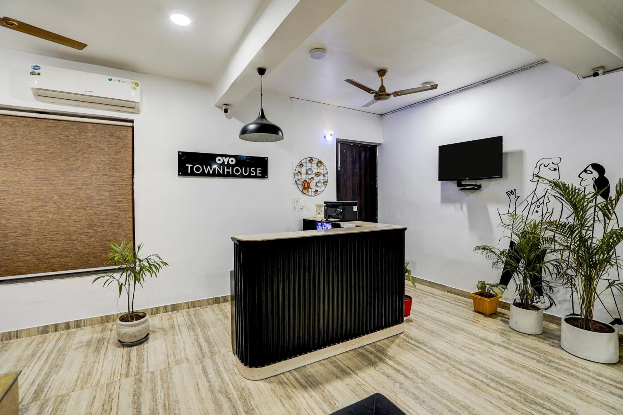 Townhouse Cloud Bay Hotel Гургаон Екстериор снимка