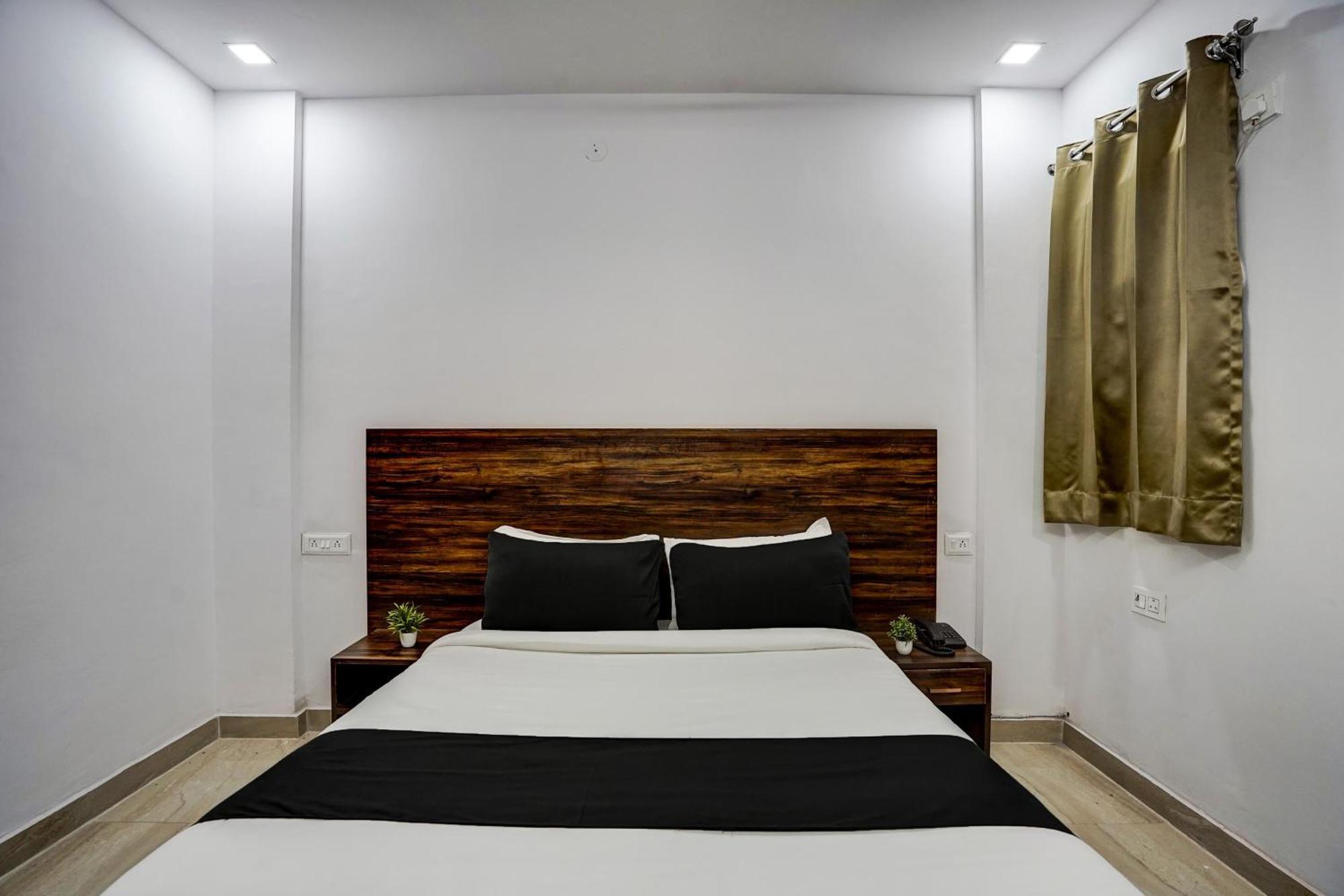 Townhouse Cloud Bay Hotel Гургаон Екстериор снимка