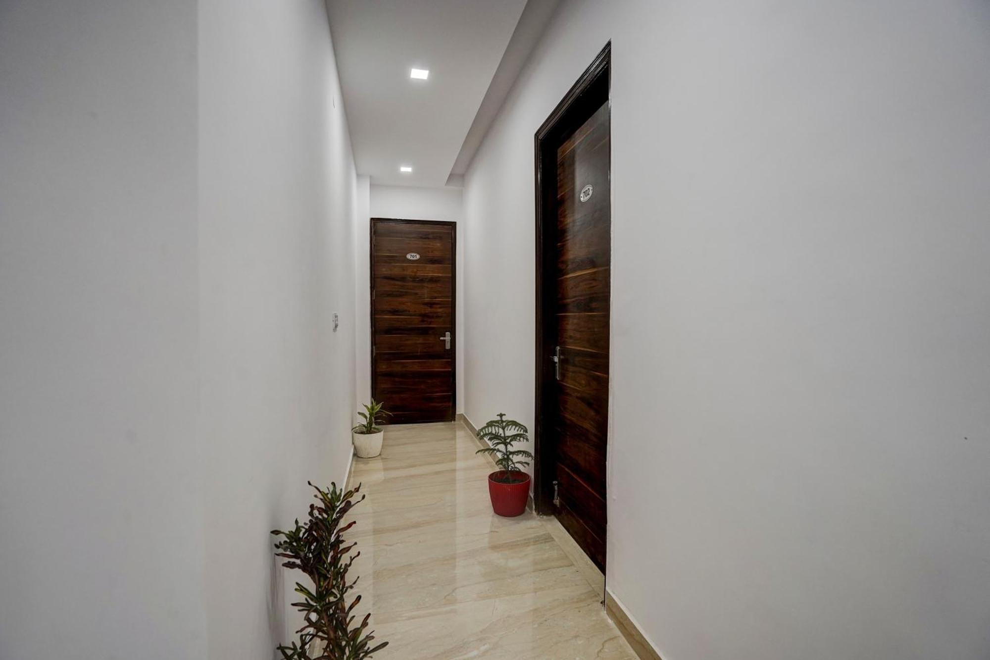 Townhouse Cloud Bay Hotel Гургаон Екстериор снимка