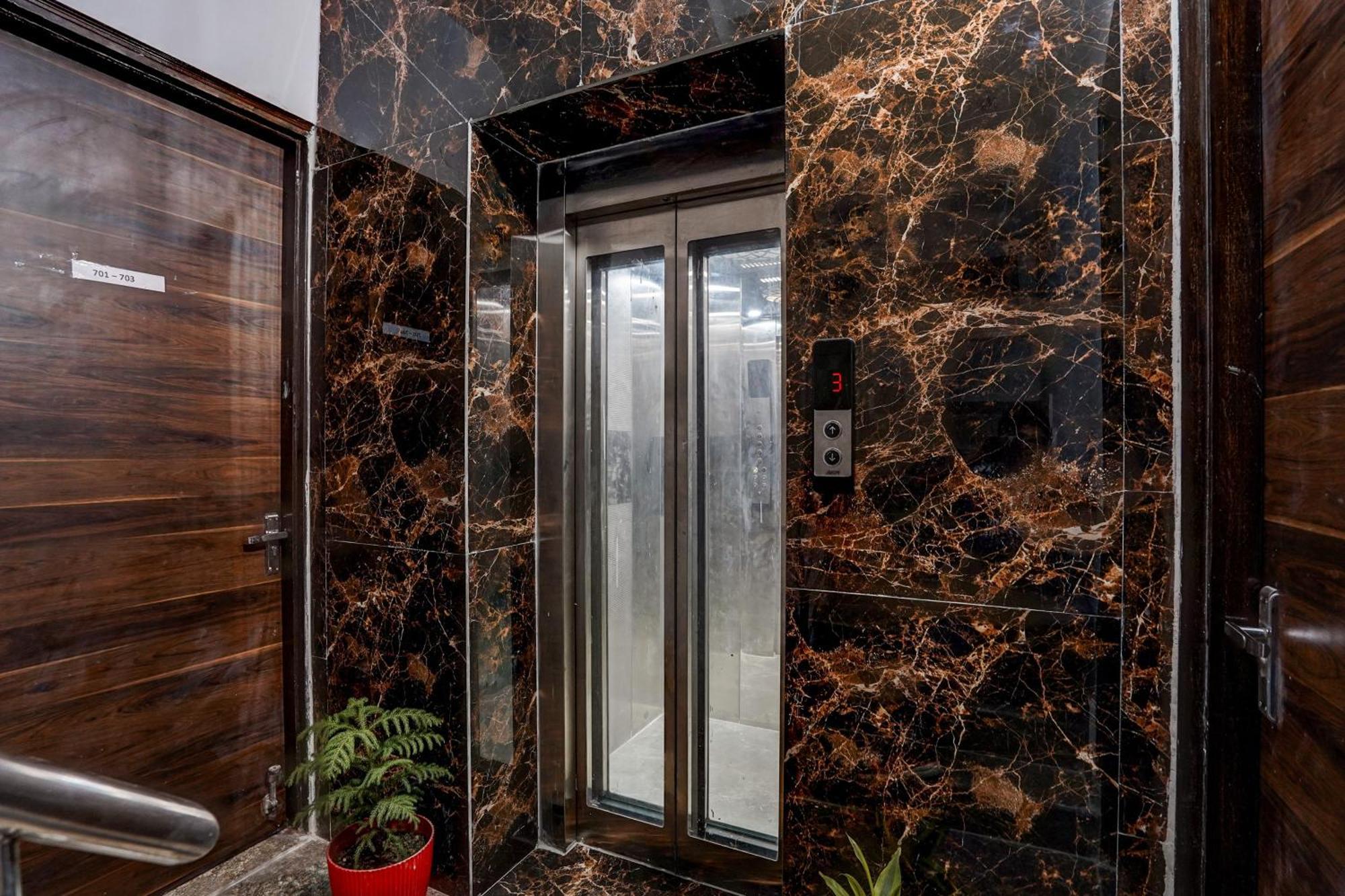 Townhouse Cloud Bay Hotel Гургаон Екстериор снимка
