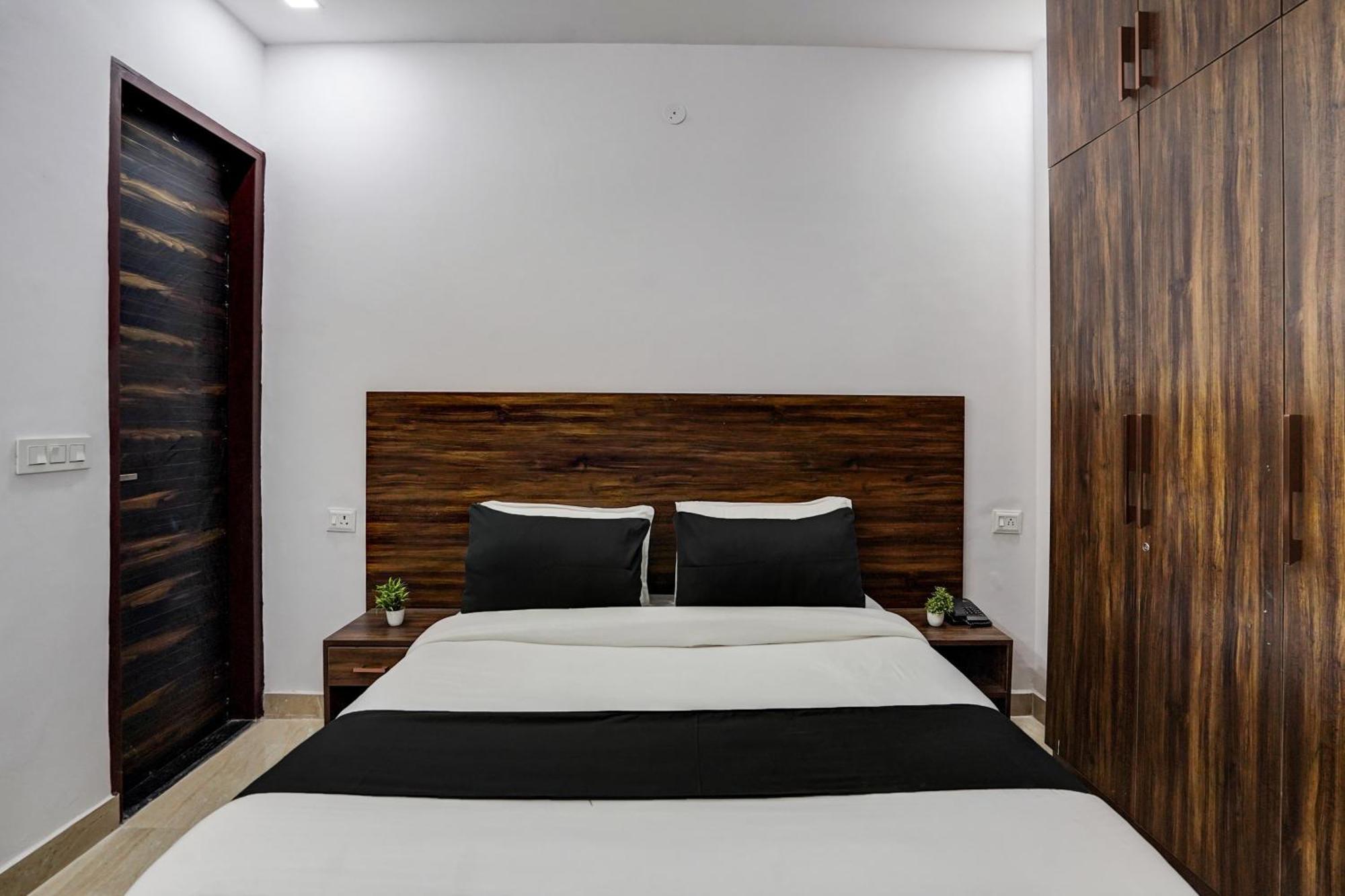 Townhouse Cloud Bay Hotel Гургаон Екстериор снимка