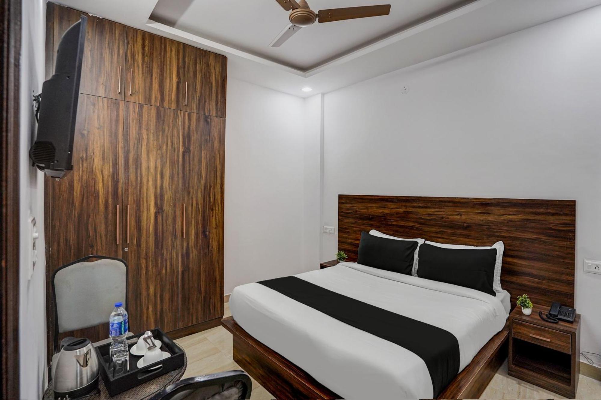 Townhouse Cloud Bay Hotel Гургаон Екстериор снимка