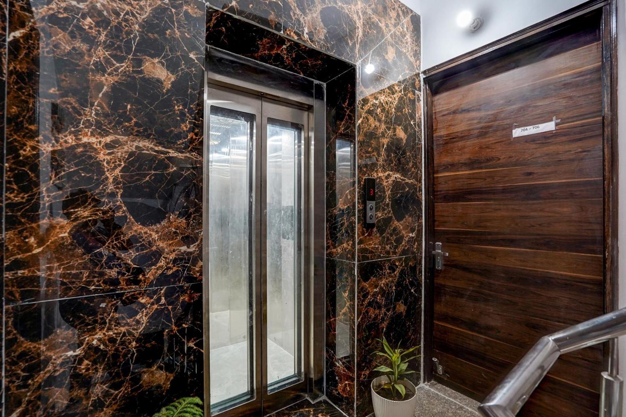 Townhouse Cloud Bay Hotel Гургаон Екстериор снимка