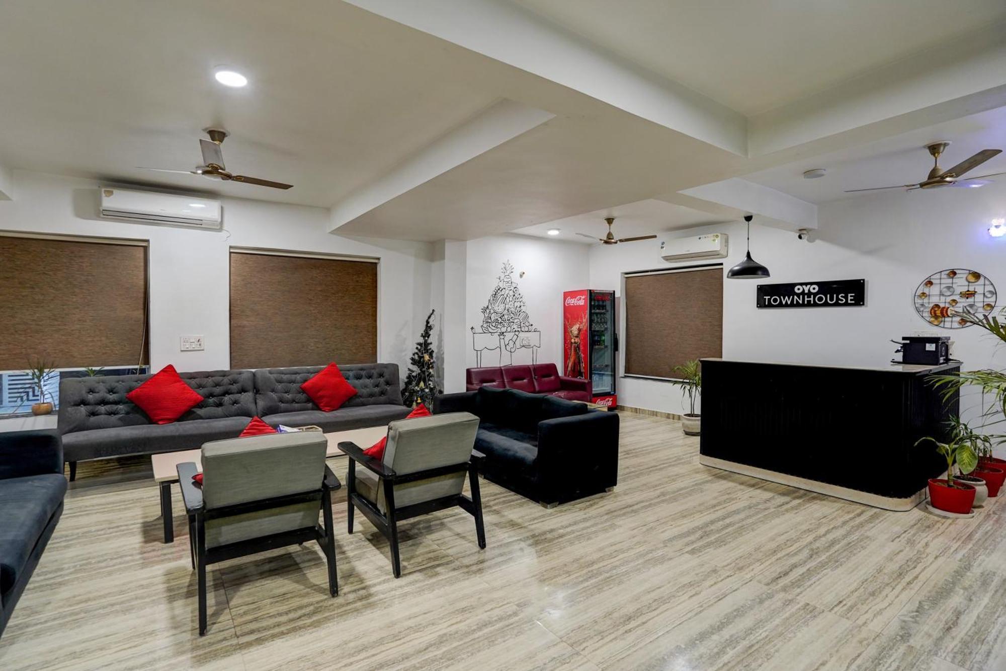 Townhouse Cloud Bay Hotel Гургаон Екстериор снимка