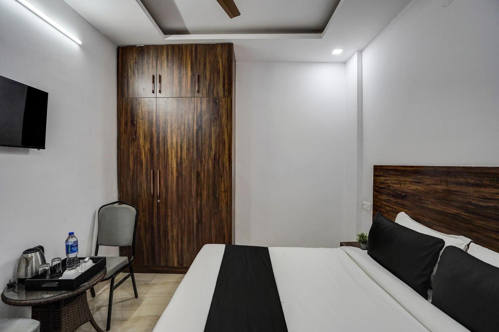 Townhouse Cloud Bay Hotel Гургаон Екстериор снимка