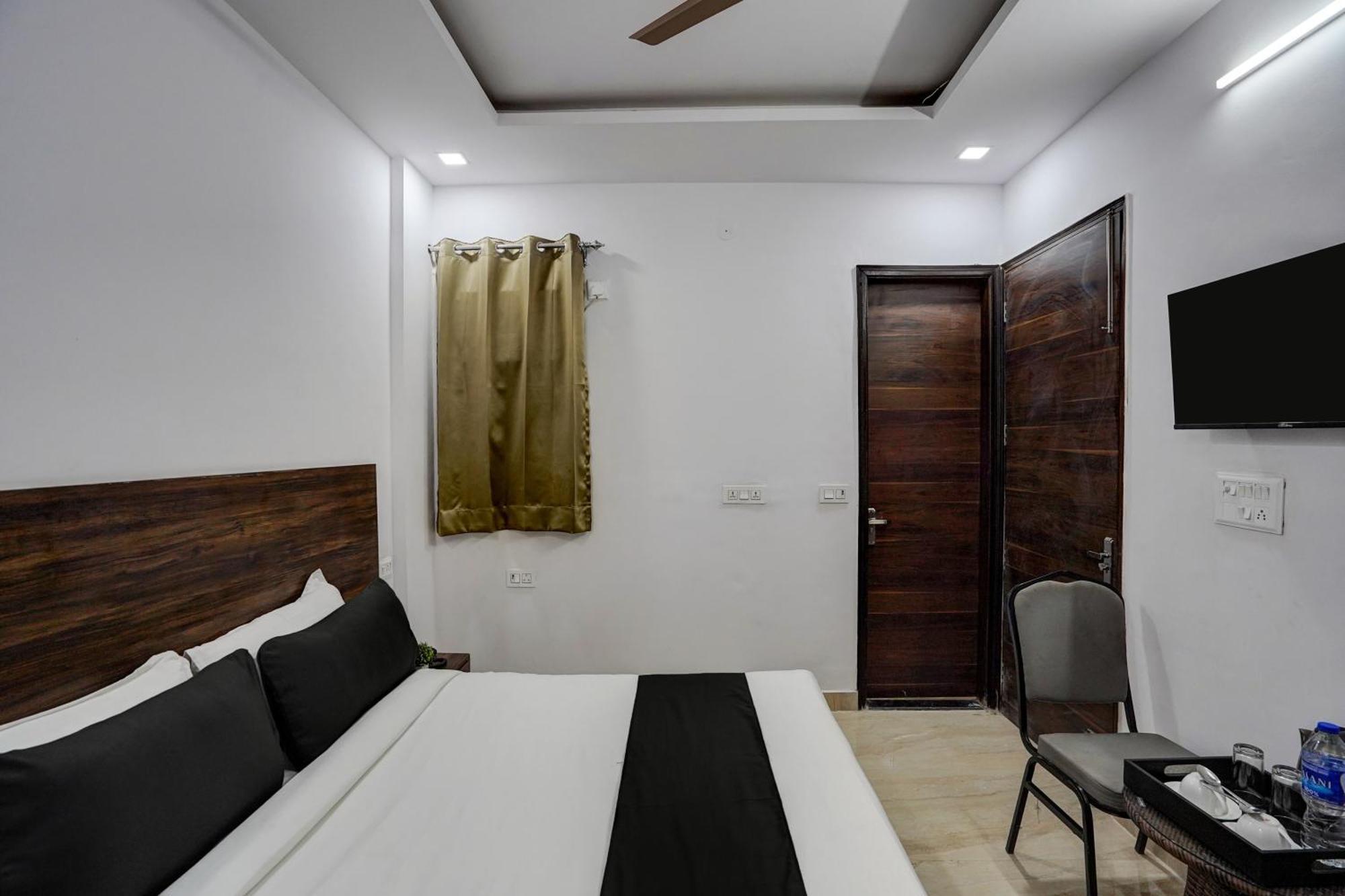 Townhouse Cloud Bay Hotel Гургаон Екстериор снимка