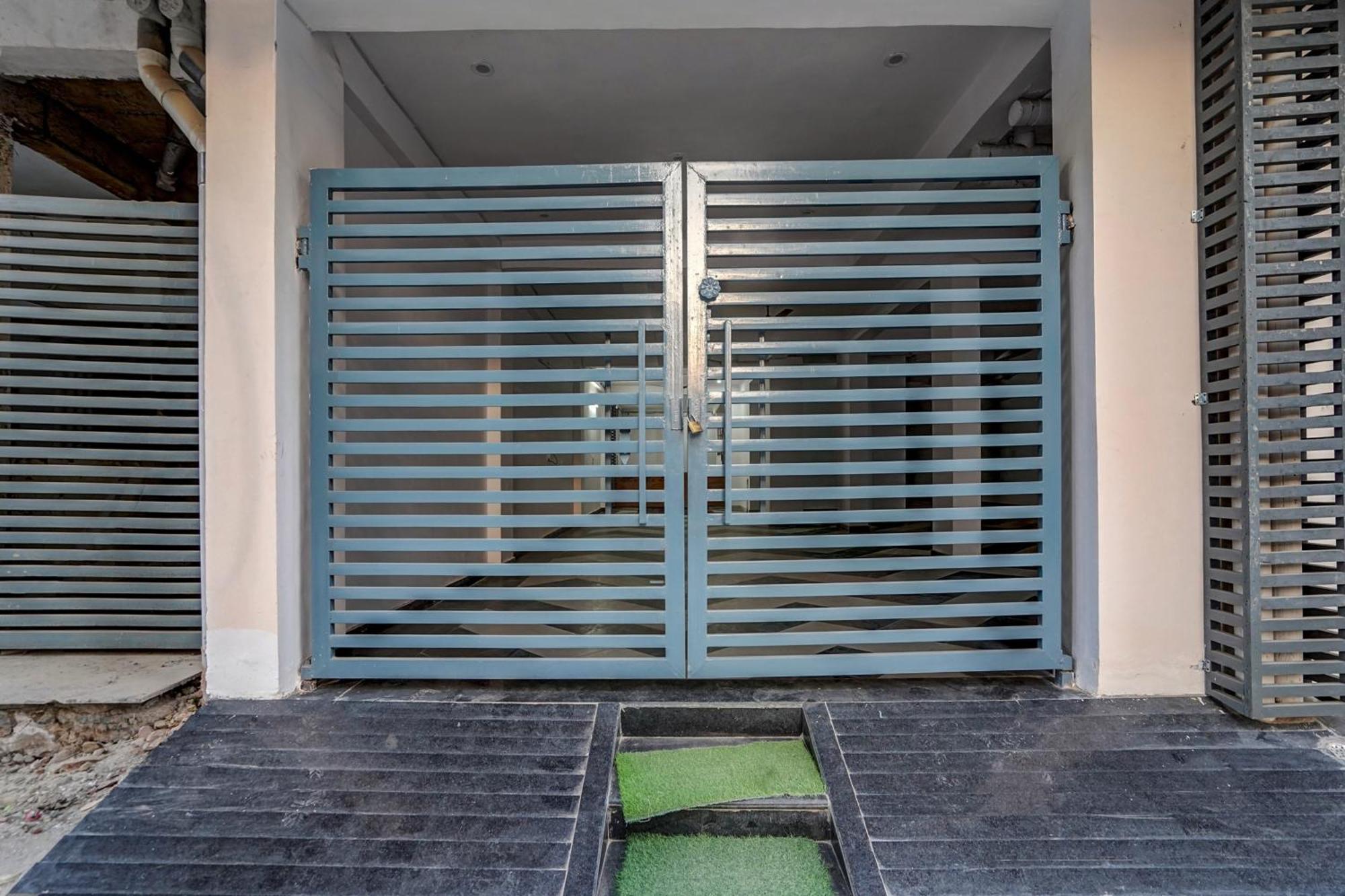 Townhouse Cloud Bay Hotel Гургаон Екстериор снимка
