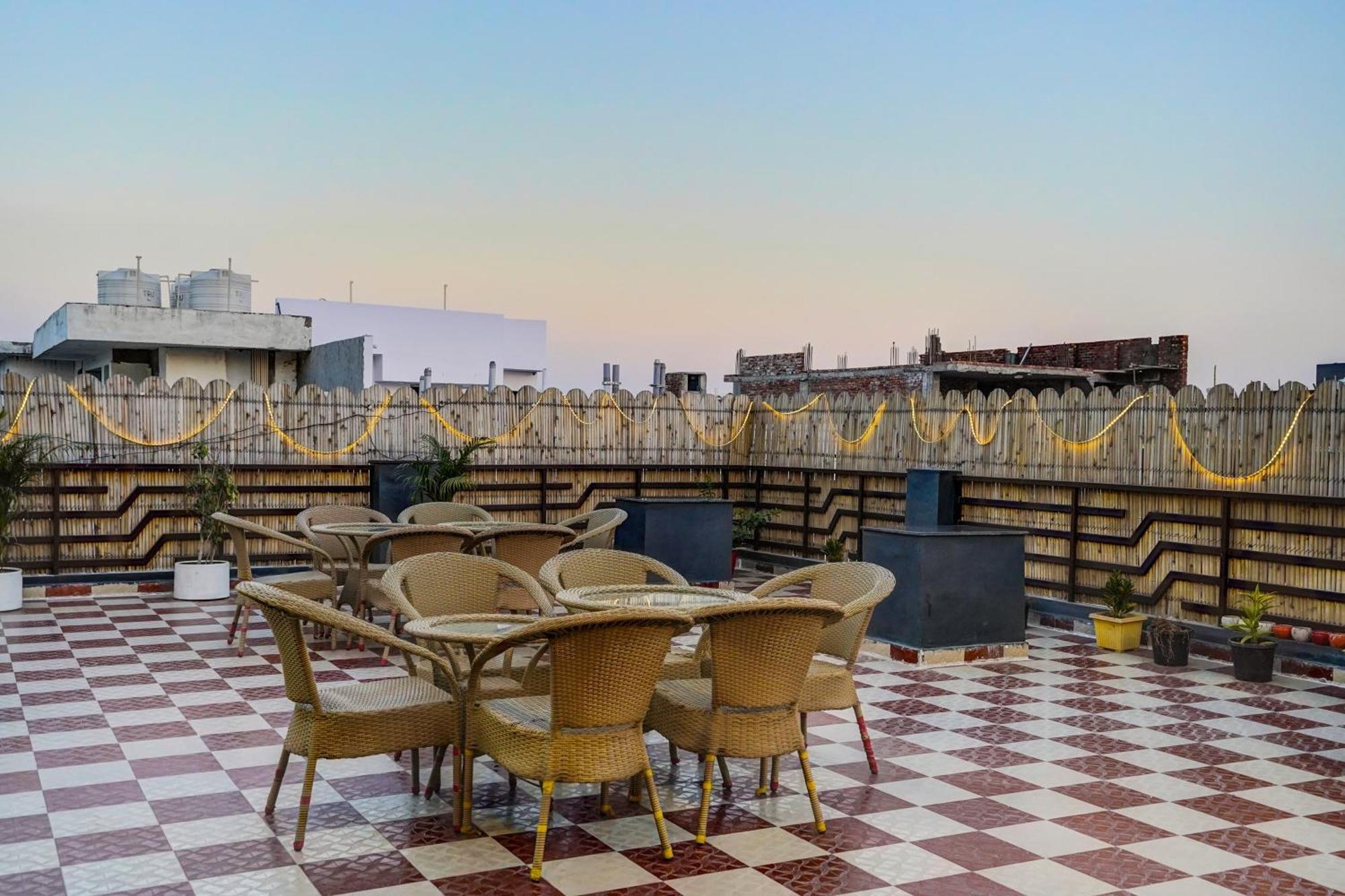 Townhouse Cloud Bay Hotel Гургаон Екстериор снимка