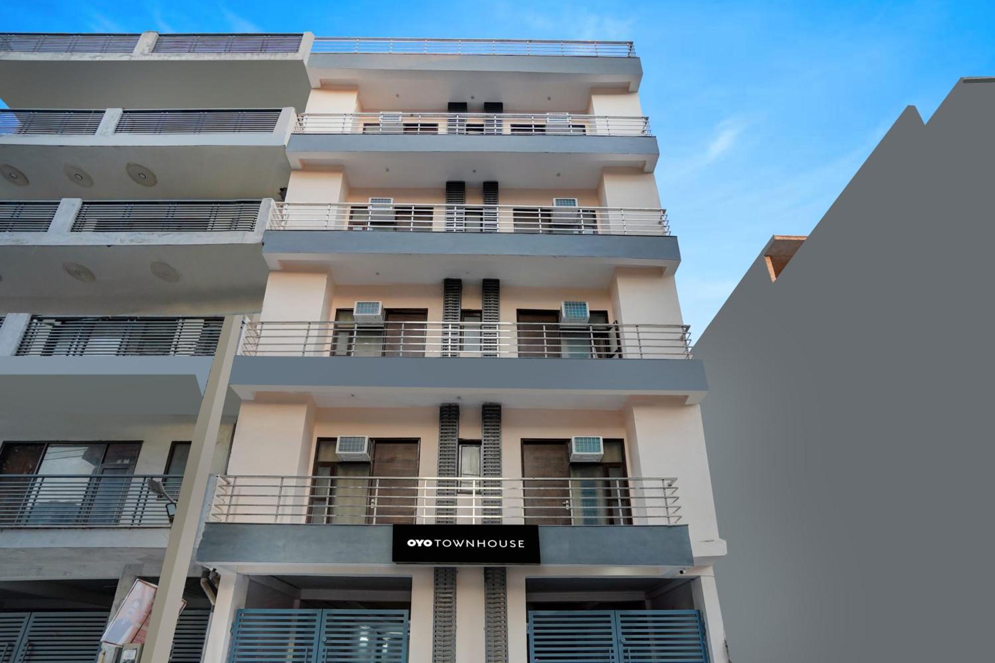 Townhouse Cloud Bay Hotel Гургаон Екстериор снимка